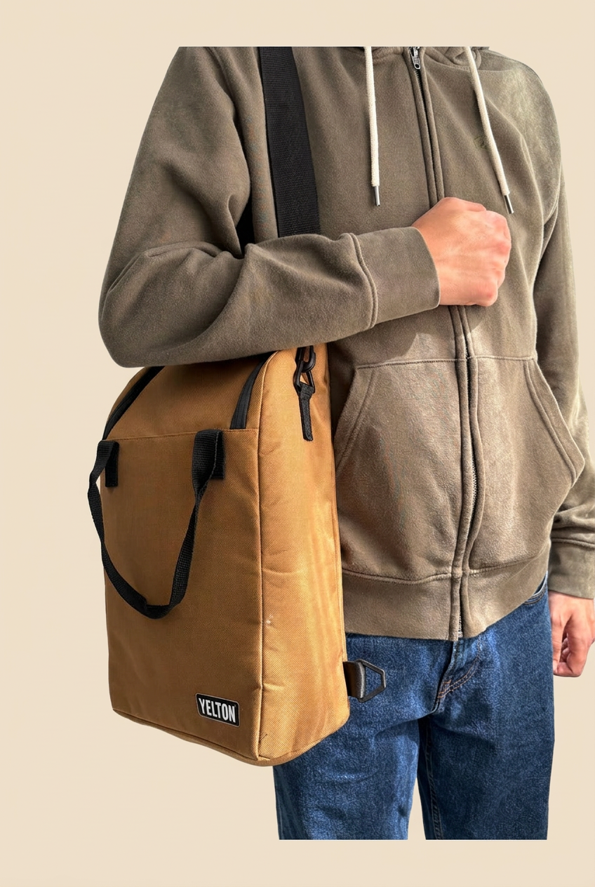Matera Mochila de Tela marrón llevada por una persona sobre fondo beige