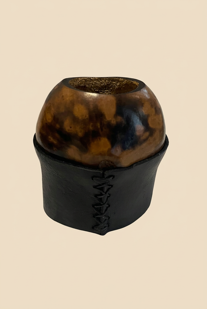 Mate Galleta modelo 1 con costura visible sobre fondo beige