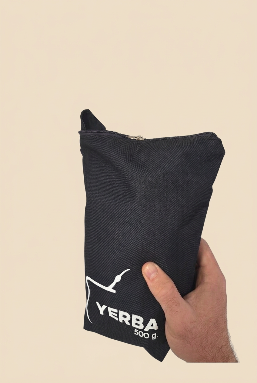 Yerbero 500g oscuro, detalle sobre fondo beige