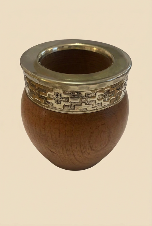 Mate Imperial de Algarrobo y Alpaca modelo 1 frontal sobre fondo beige