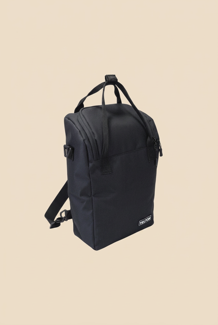 Matera Mochila de Tela negra sobre fondo beige sin sombras