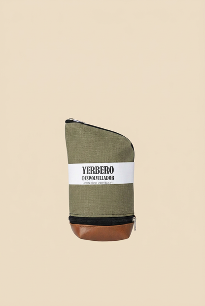 Yerbero Quita Polvo verde sobre fondo beige sin sombras