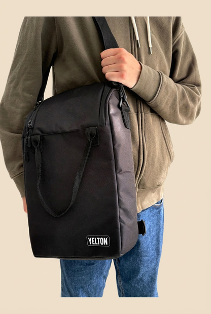 Matera Mochila de Tela negra llevada por una persona sobre fondo beige