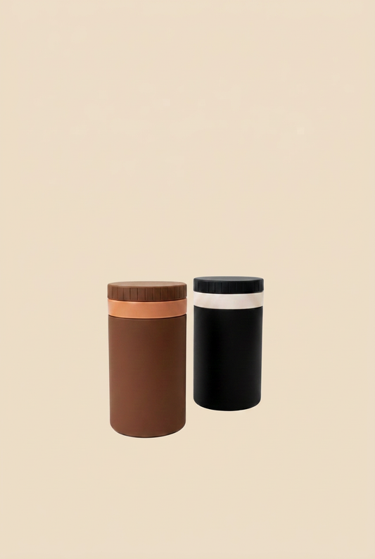 Despolvilladores marrón y negro con fondo beige sin sombras