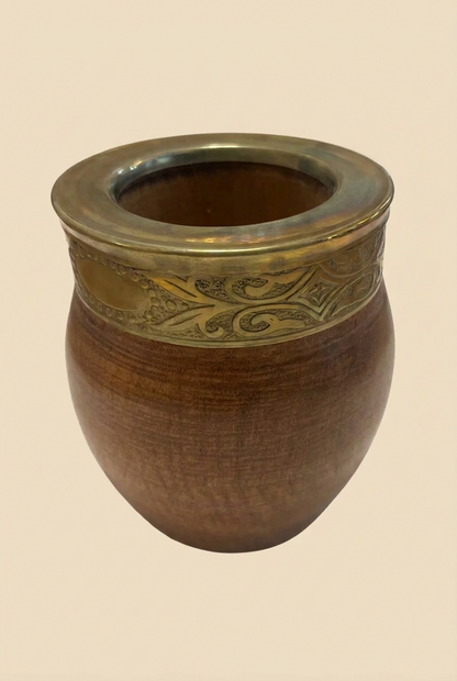 Mate Imperial de Algarrobo y Alpaca grabado ornamental sobre fondo beige
