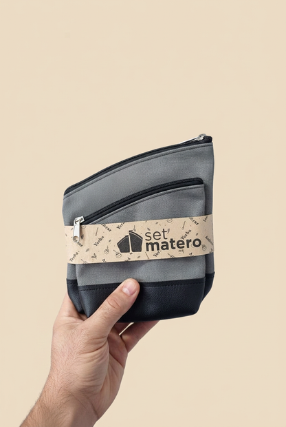 Set yerberos gris sostenido en una mano sobre fondo beige