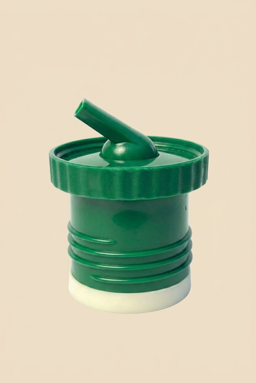Tapón verde sobre fondo beige sin sombras