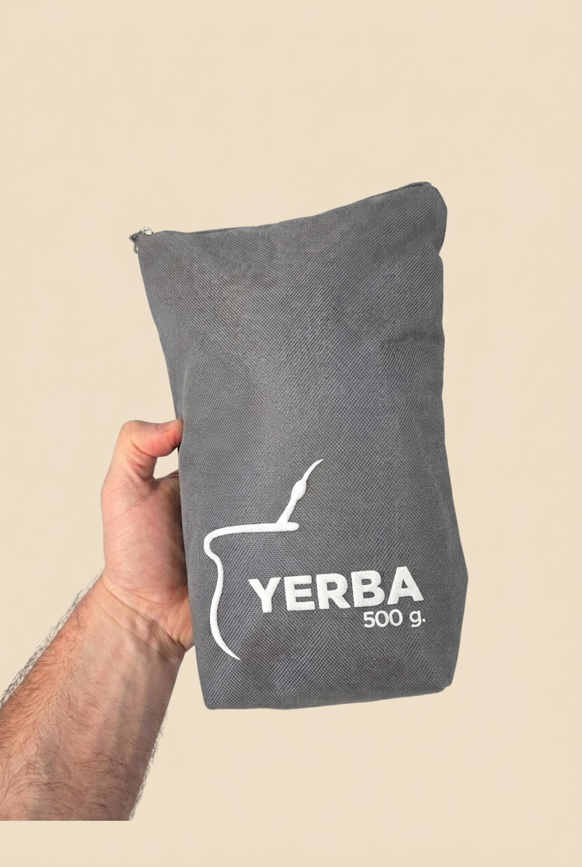 Yerbero 500g gris frontal sobre fondo beige
