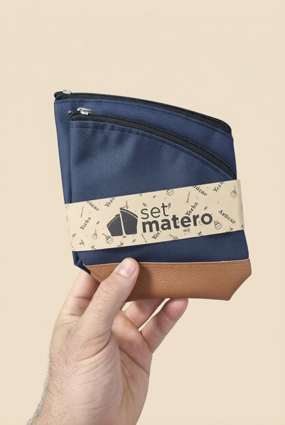 Set yerberos azul sostenido en una mano sobre fondo beige