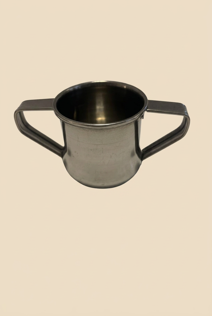 Mate Pampa de Acero Inoxidable con ambas asas sobre fondo beige