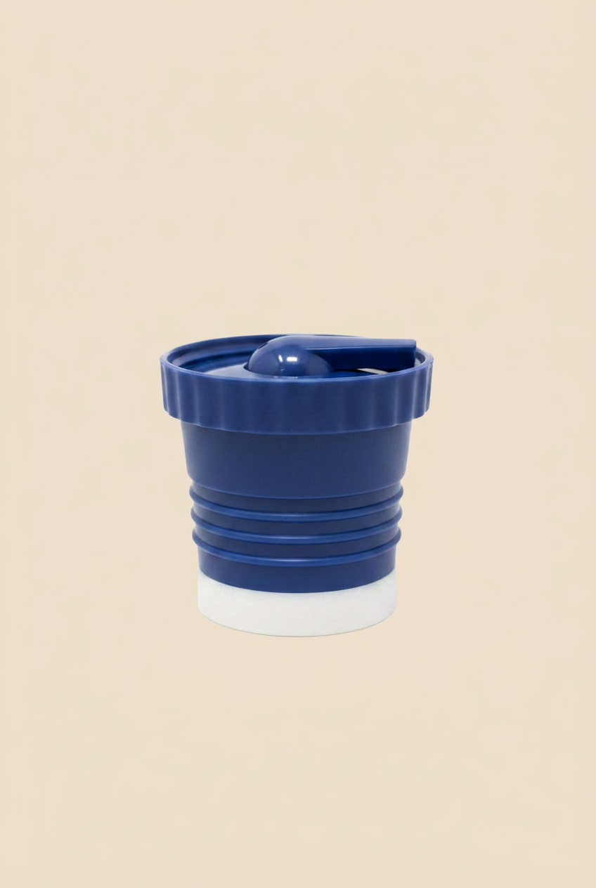 Tapón azul sobre fondo beige sin sombras