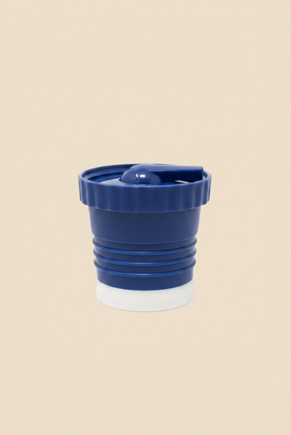 Tapón azul sobre fondo beige sin sombras
