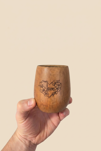 Mate de Algarrobo Grabado con abertura visible sobre fondo beige