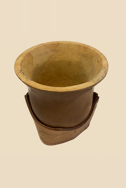 Mate criollo de calabaza con base de cuero grabada, vista superior frontal del interior