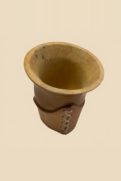Mate criollo de calabaza con base de cuero y costura cruzada, vista superior inclinada
