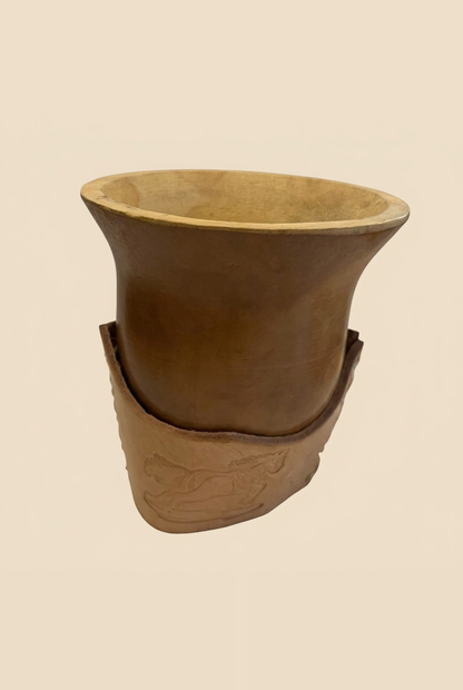 Mate criollo de calabaza con base de cuero grabada con un caballo, vista lateral