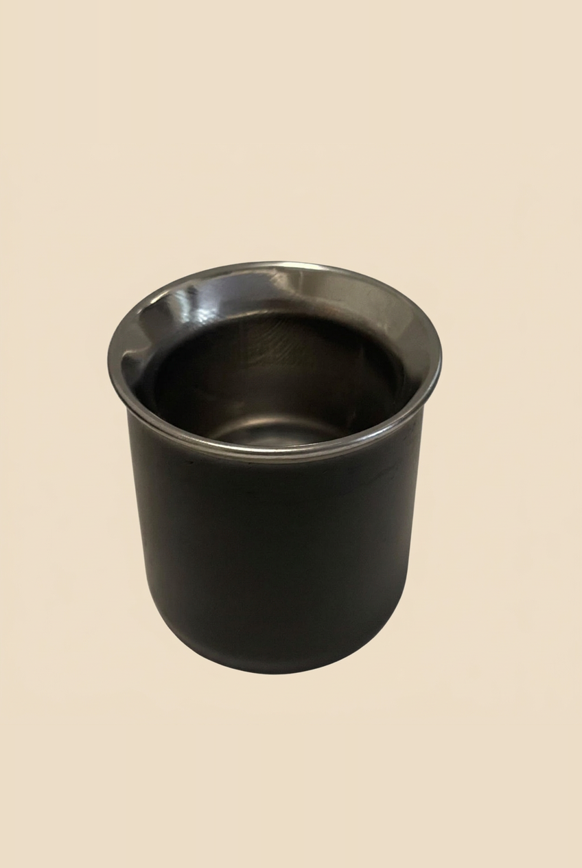 Mate térmico recto de acero inoxidable negro, vista superior inclinada con borde pulido